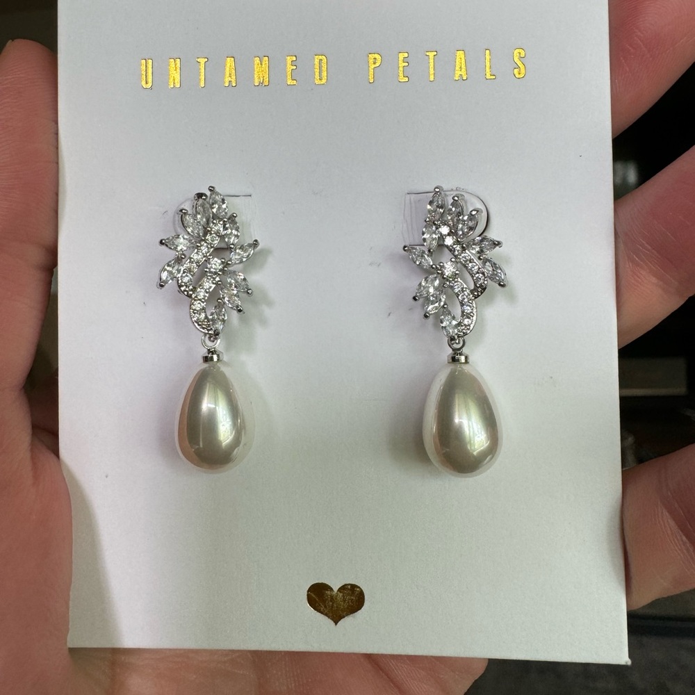 Untamed Petals earrings - Brand New